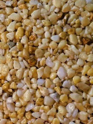 Granulat de marbre teinte Maîs 2/5 mm pour moquette de pierre